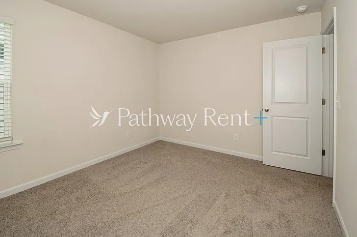 612 Mackenzie Cv — Photo 14