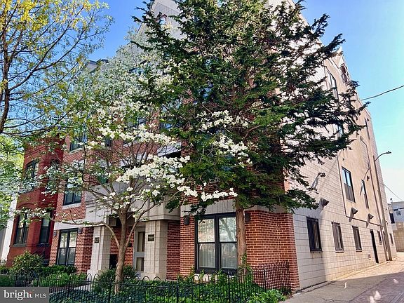 4th image of 327 8th St NE