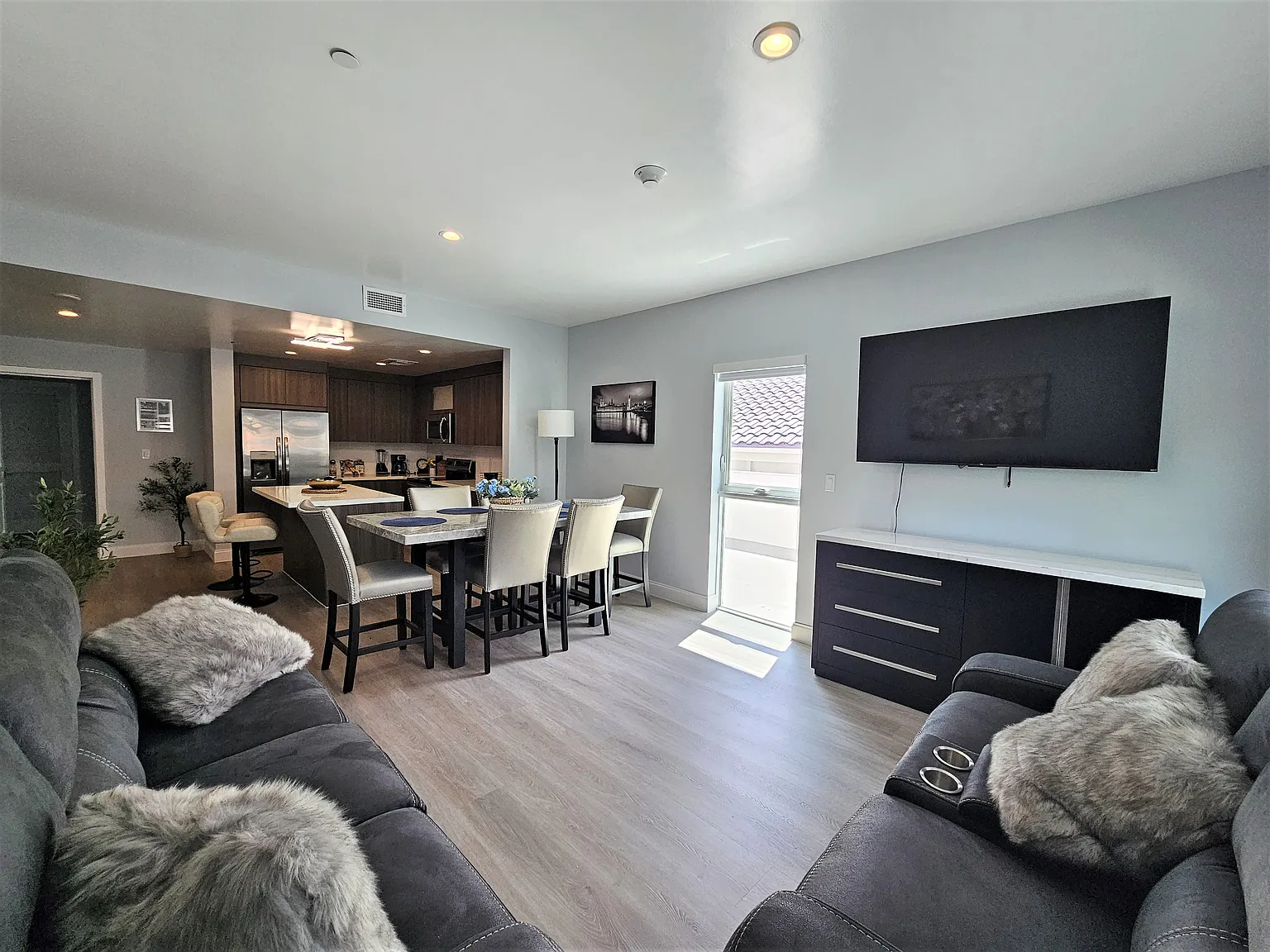 2 bed, 1170 sqft, $3,000 — Photo 4