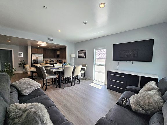 4th image of 1938 Jackson St #202