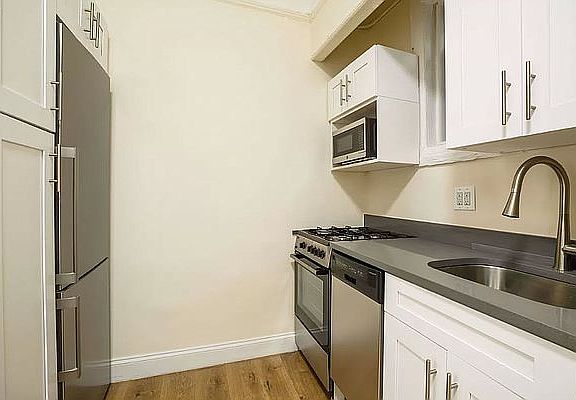 2nd image of 26 Jane St APT 4E