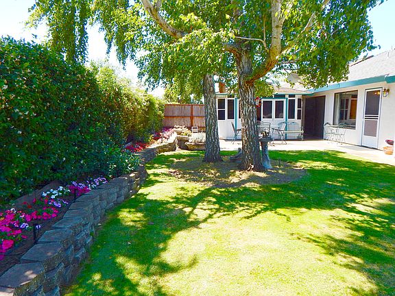 3rd image of 168 Garden Circle Dr E