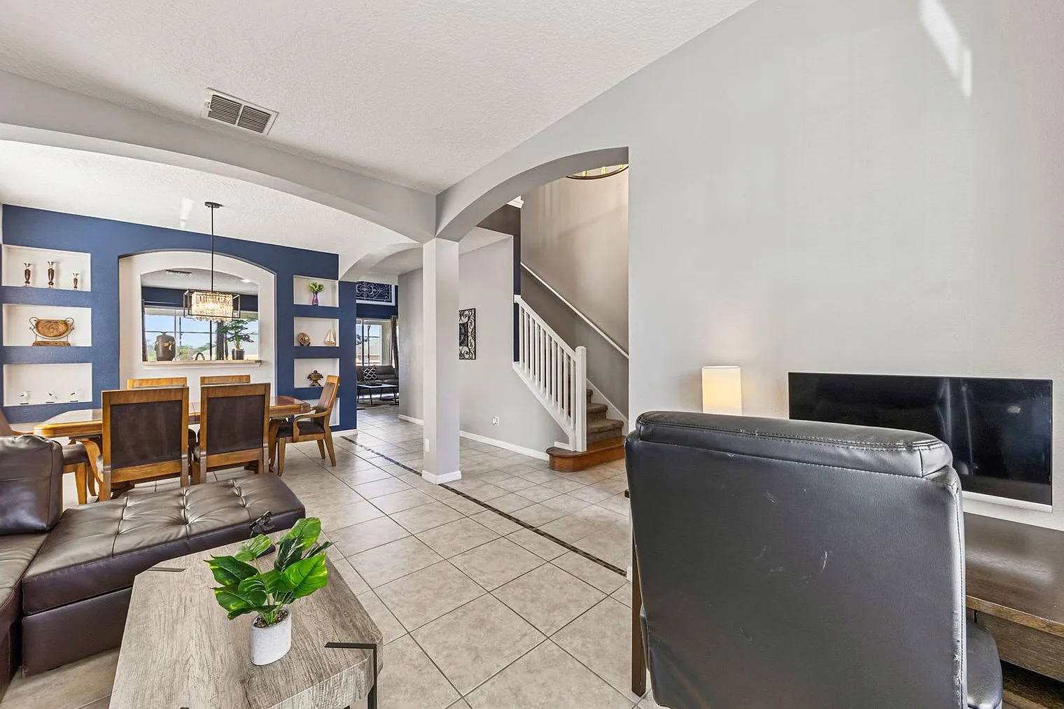 7 bed, 5.0 bath, 3498 sqft, $5,142 — Photo 4