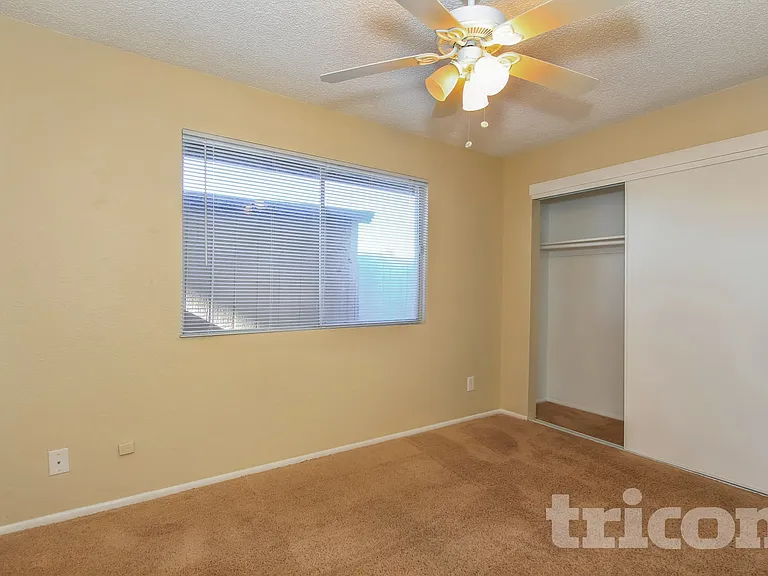 5526 W Angela Dr — Photo 13