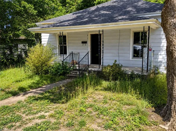 911 Tulloch St, Eden, NC 27288
