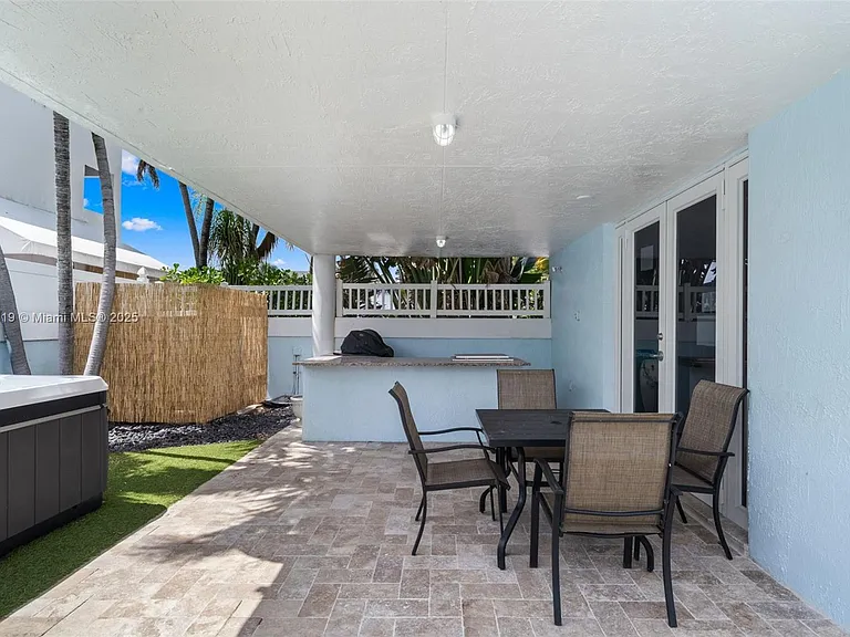 311 N Surf Rd — Photo 28