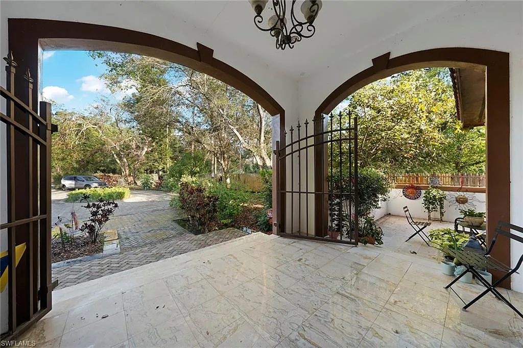 6 bed, 5.5 bath, 5400 sqft, $10,000 — Photo 2