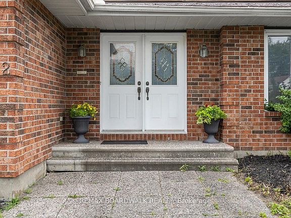 3rd image of 42 Pickwick Dr
