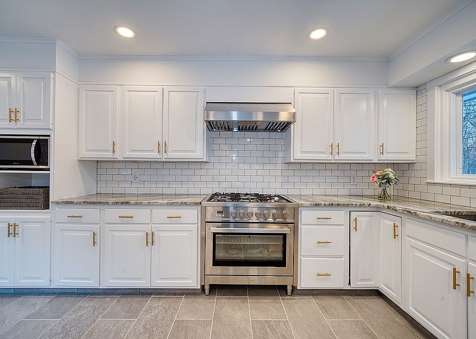 1st image of 40 Dogwood Ln