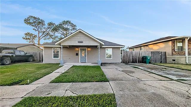 528 Grovewood Dr — Photo 1