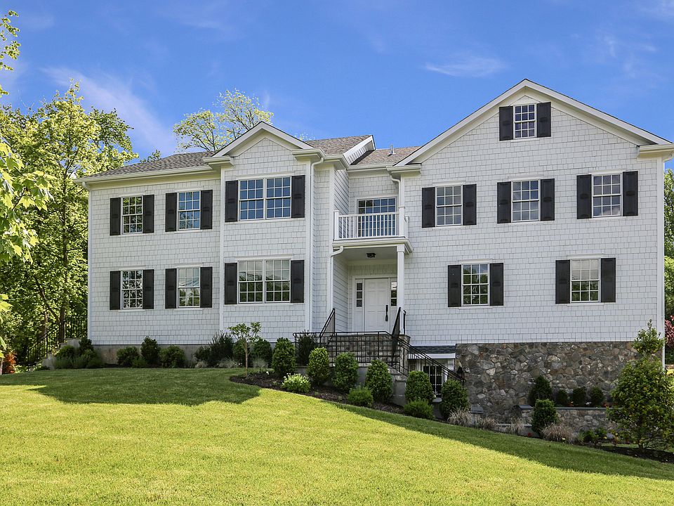 1st image of 2 Manor Ln