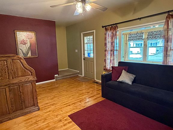 5th image of 721 W Commercial St