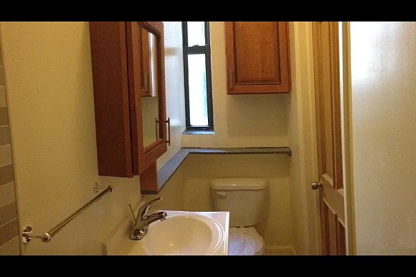 Rented by Perry Associates NYC Inc | media 20