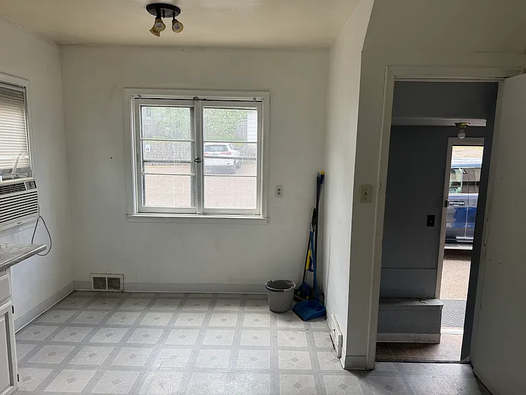 219 Lexington Pkwy N — Photo 7