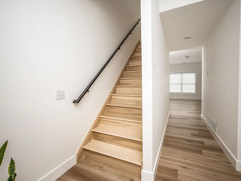 2046 Noble Dr — Photo 7