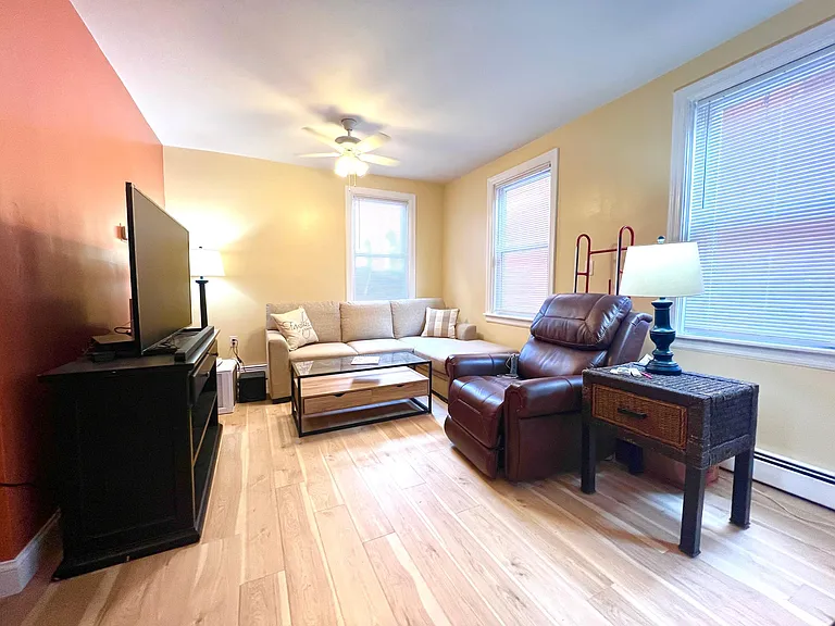 83 America St #2S — Photo 4
