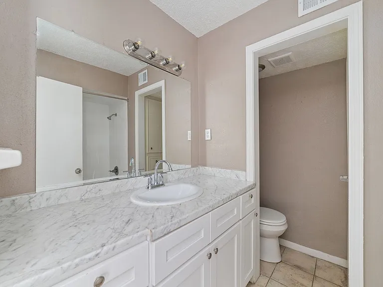 Newly Renovated Apartment In Houston — Photo 30