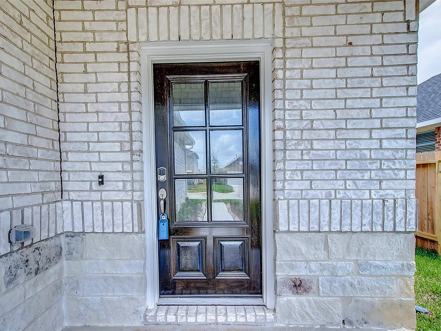 3 bed, 2.0 bath, 1349 sqft, $2,100 — Photo 2
