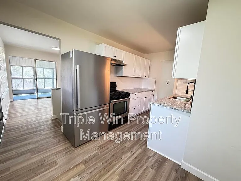2257 Luxmore Dr — Photo 16