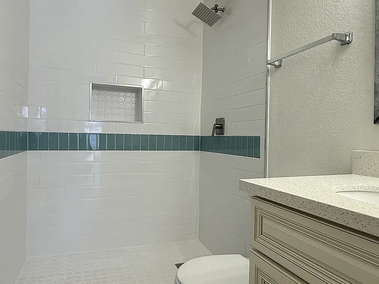 725 N Arrowhead Dr #3 — Photo 4
