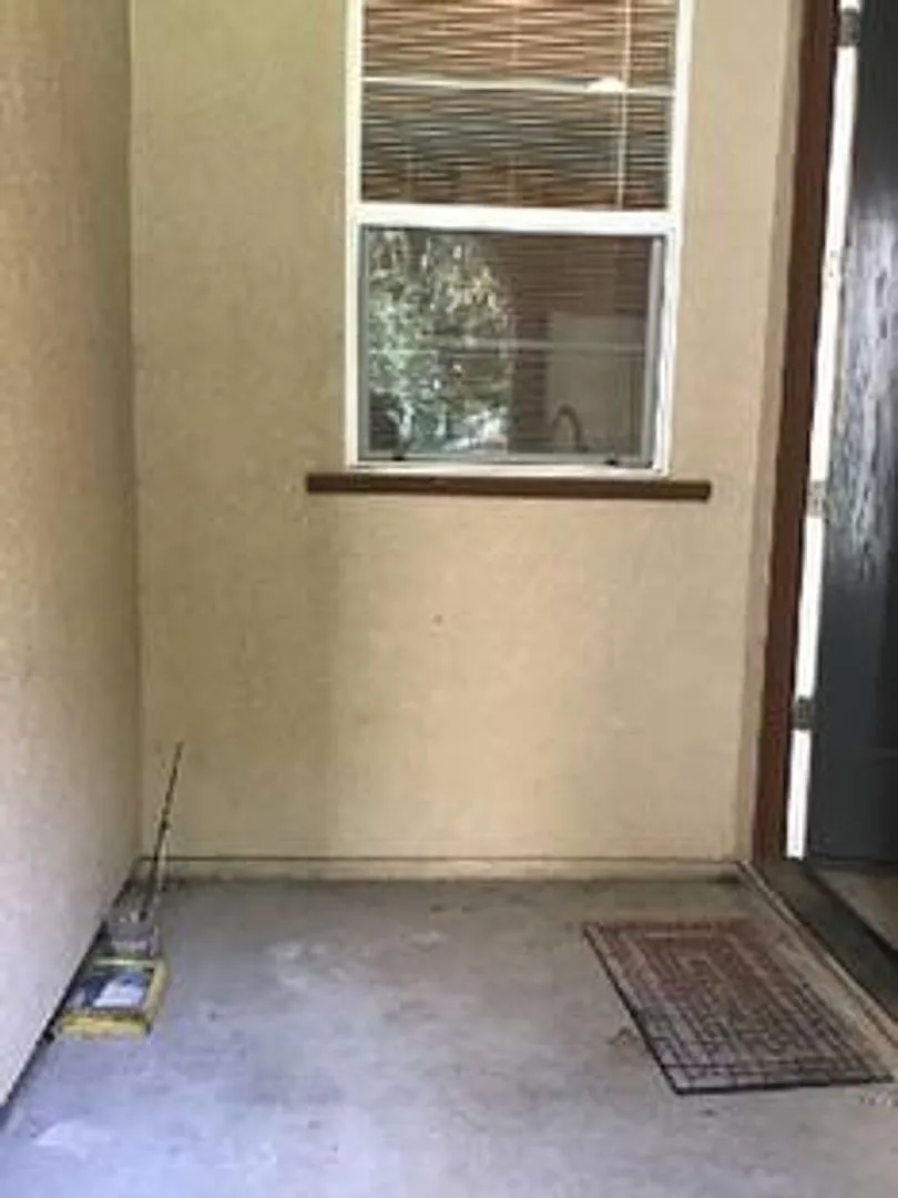 Beautiful 3-Bedroom Condo in Elk Grove — Photo 3