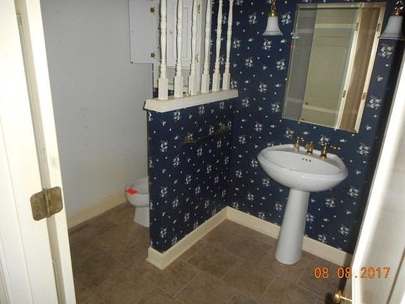 4th image of 141 N Dartmouth Dr