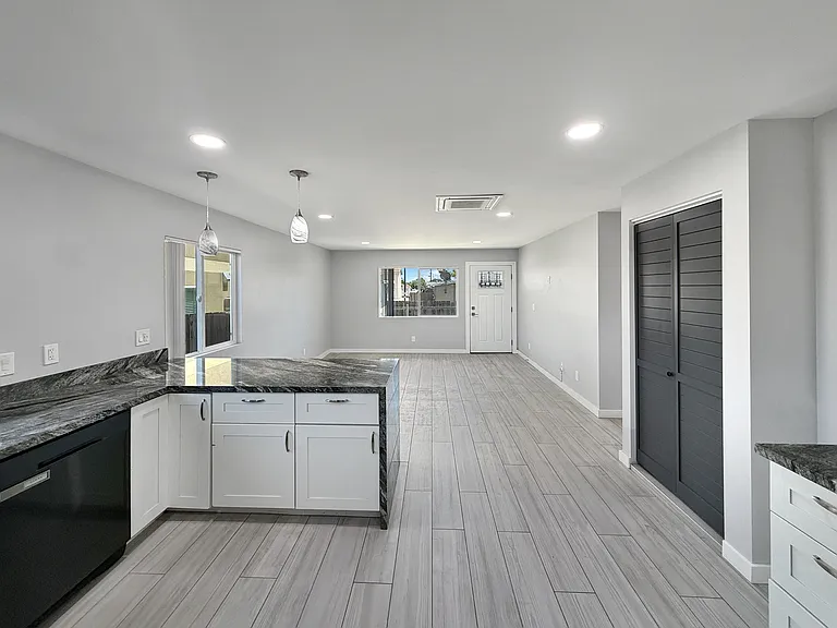 2452 E Ingersoll St — Photo 7