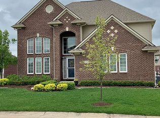 53702 Edgewood Dr, South Lyon, MI 48178