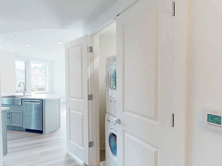 In Unit Bosch Washer/ Dryer
