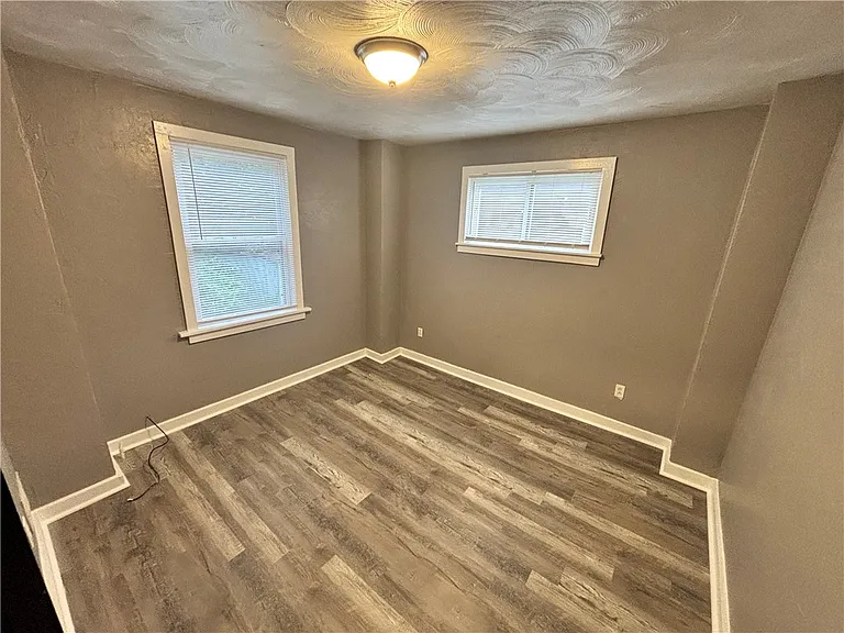 327 Mathews Ave — Photo 10