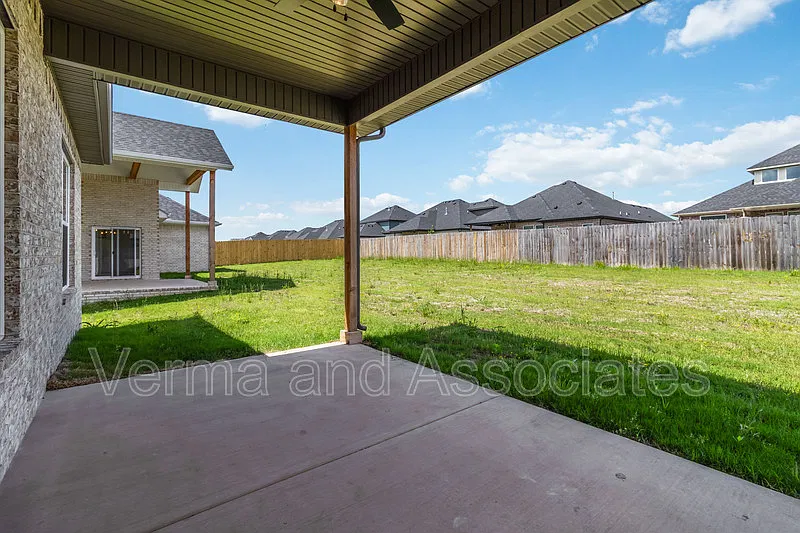 4 bed, 3.0 bath, 2254 sqft, $2,590 — Photo 4