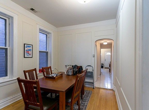 3rd image of 930 W Diversey Pkwy APT 3