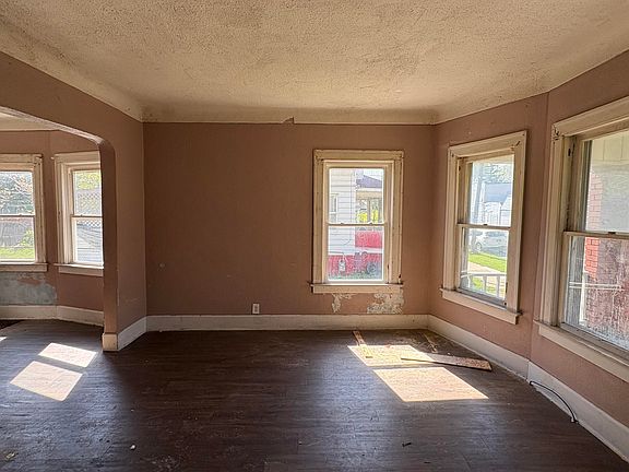 5th image of 318 Troy St
