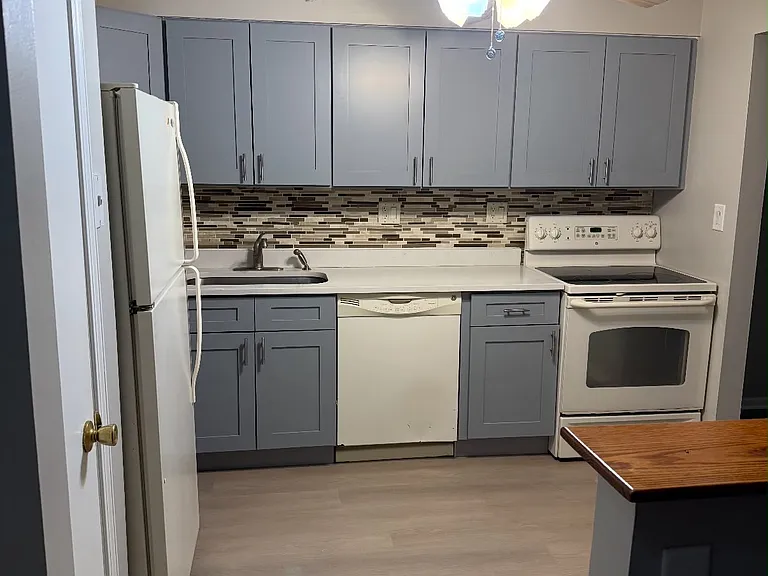 2403 S Goebbert Rd — Photo 5