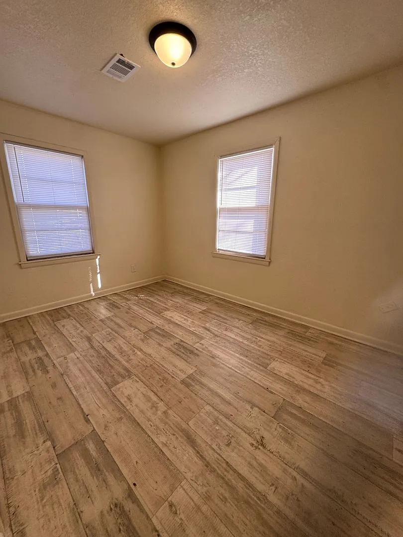 3 Bed / 1 Bath House In Truman. Ready Now! — Photo 3