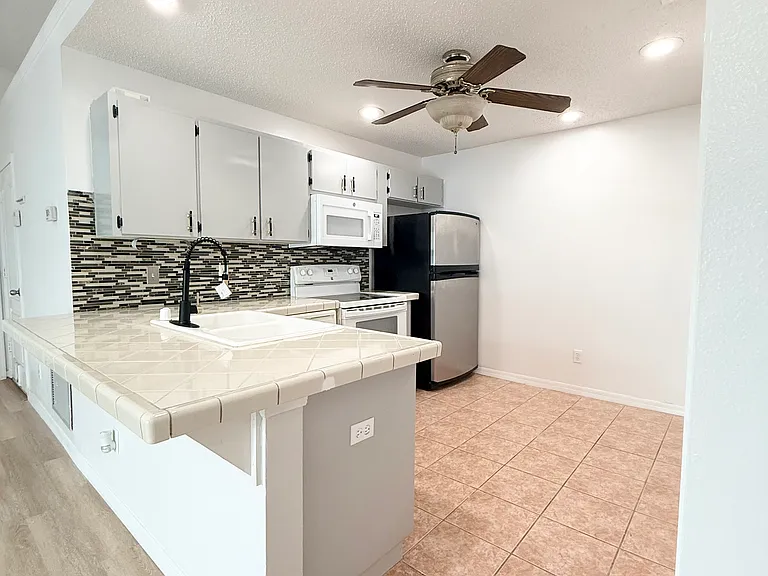 4414 Venice Dr — Photo 6