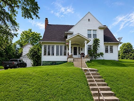 1st image of 160 Maple Ave