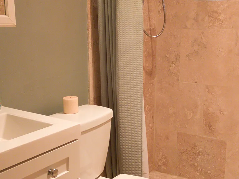 639 Lindell Blvd — Photo 1