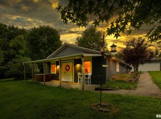 21 Oak Grove Rd, Makanda, IL 62958