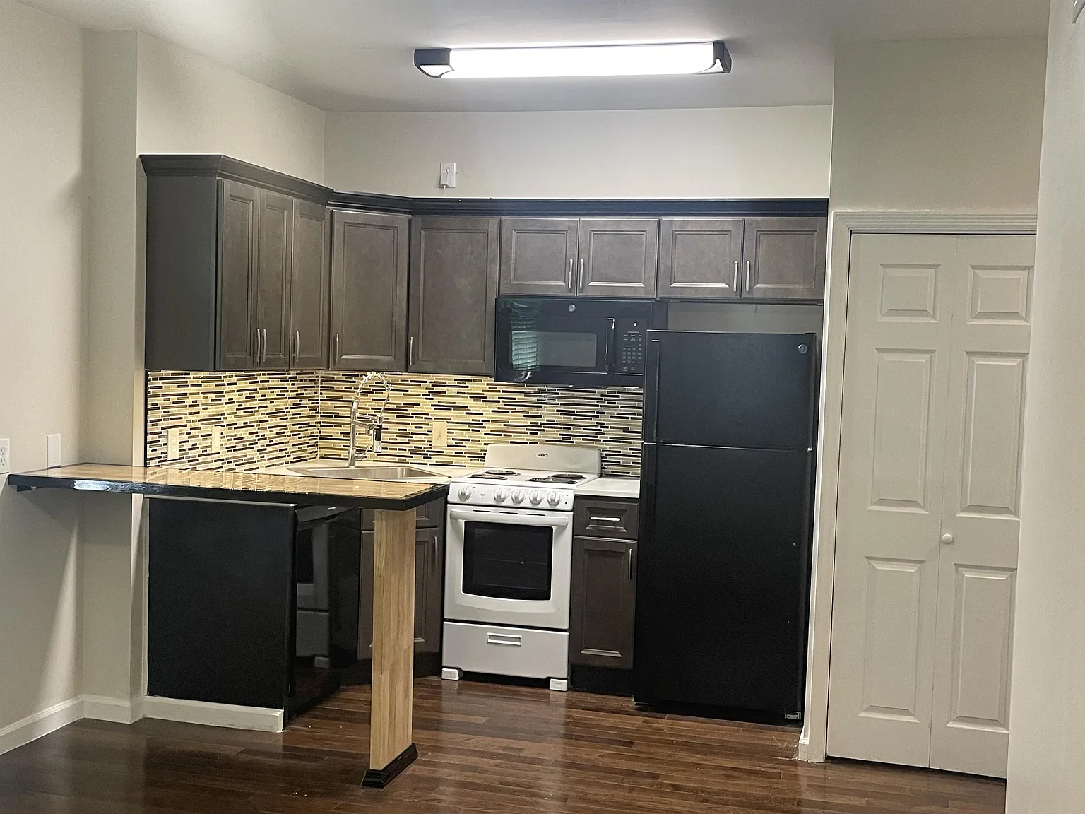 412 E 38 - 412 D — Photo 1