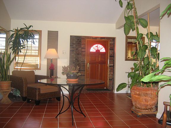 entry way w/ceramic tile and vaulted ceiling