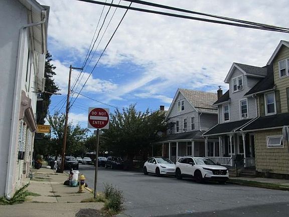 Exterior Neighborhood (street photo)
