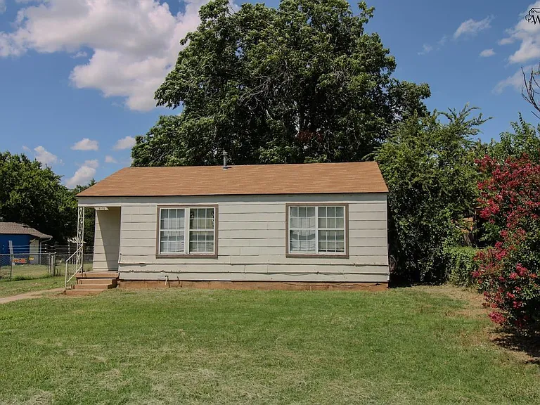 1640 Hawes Ave — Photo 1