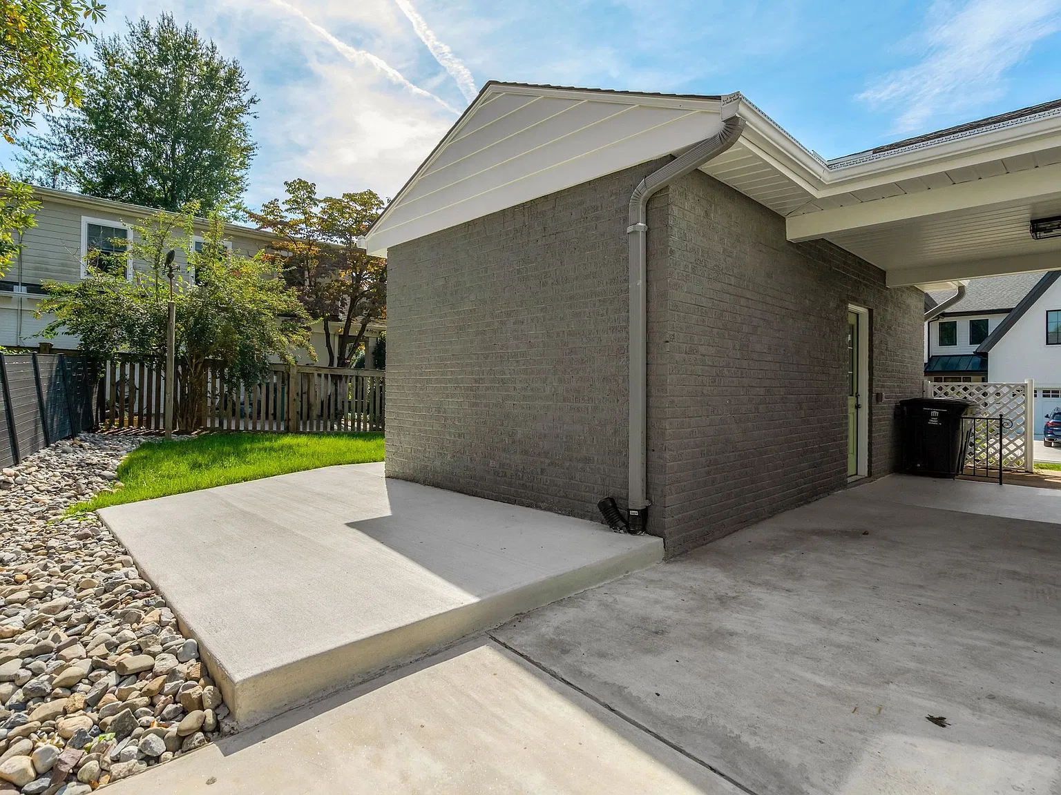 3 bed, 2192 sqft, $5,600 — Photo 3
