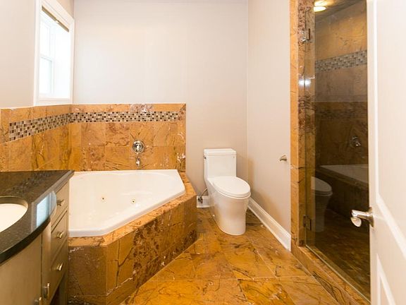 4th image of 4006 N Kilbourn Ave #4C