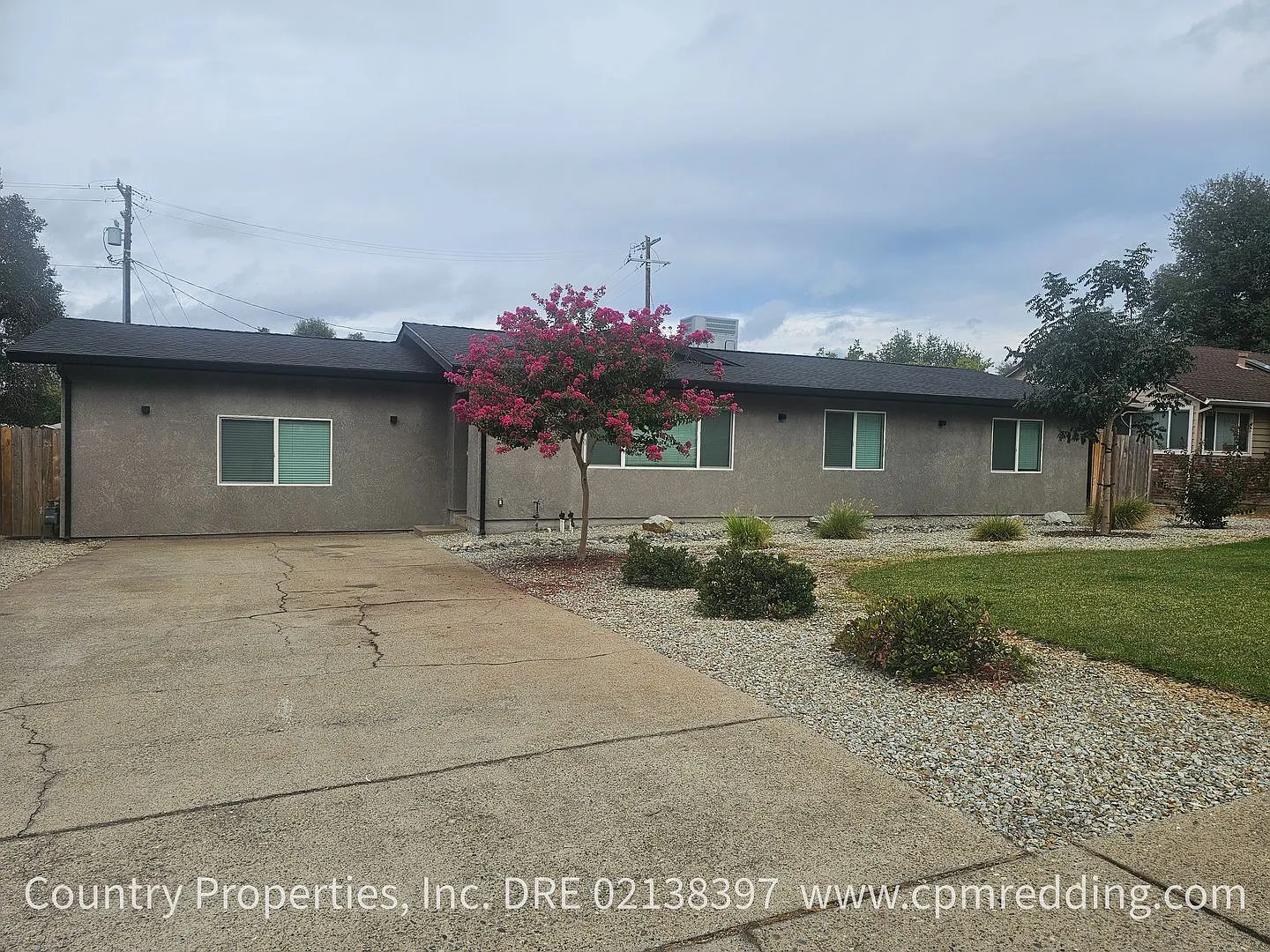 Modern 4-Bedroom House in the Heart of Redding Available Now! — Photo 2