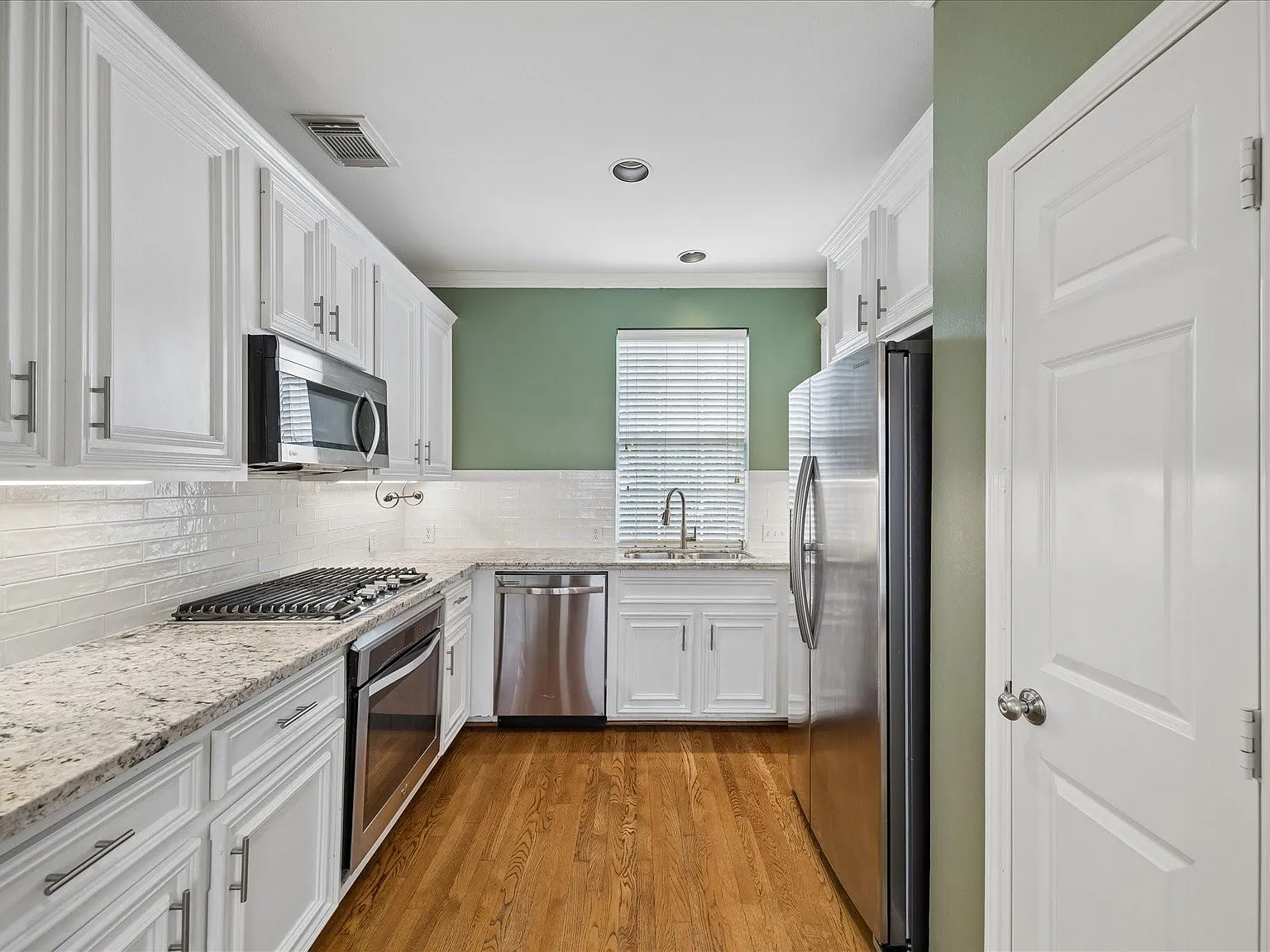3 bed, 2.5 bath, 1664 sqft, $3,200 — Photo 4