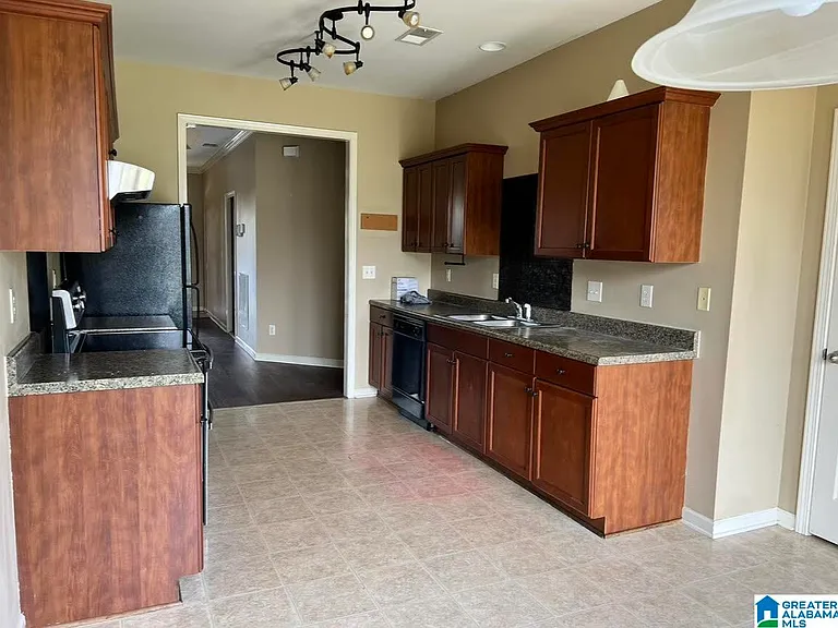 1004 Medinah Dr — Photo 9