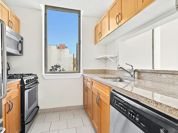 4th image of 250 E 30th St APT 6B
