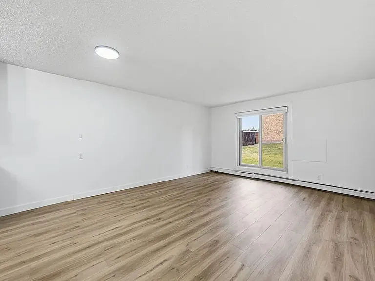 431 Wollaston Cres — Photo 7